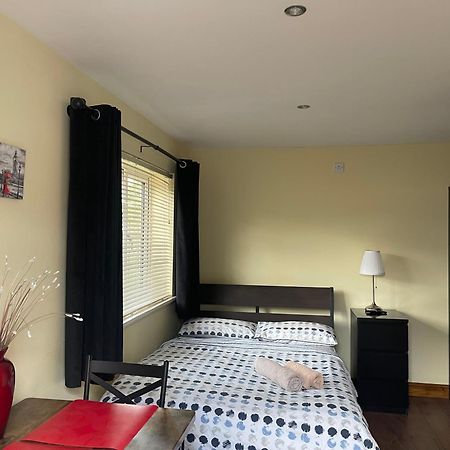 Studio-1-Staines/Heathrow/London-Own Entrance 외부 사진