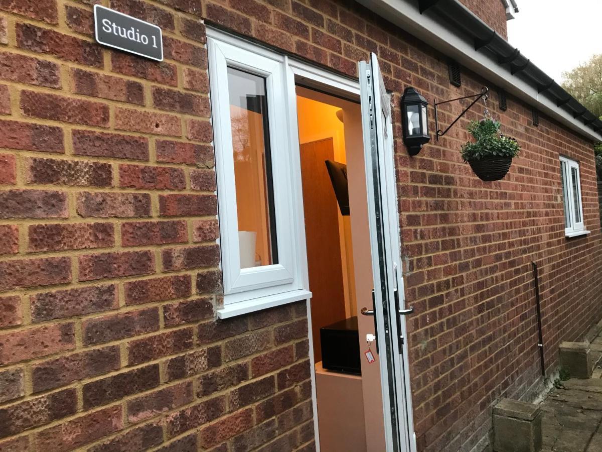Studio-1-Staines/Heathrow/London-Own Entrance 외부 사진
