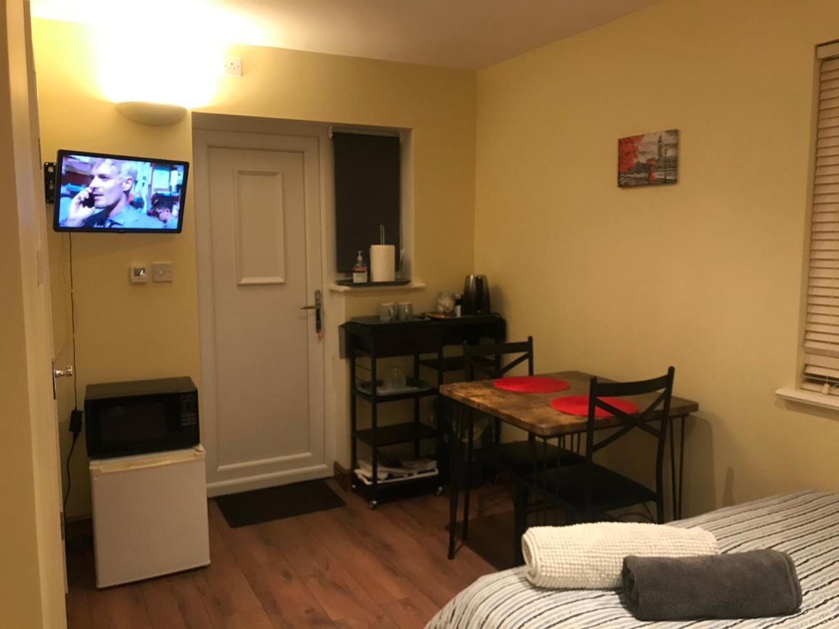 Studio-1-Staines/Heathrow/London-Own Entrance 외부 사진