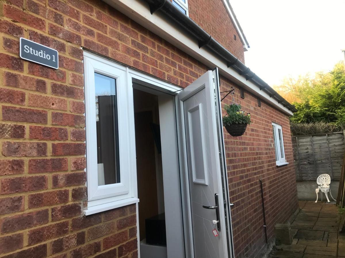 Studio-1-Staines/Heathrow/London-Own Entrance 외부 사진