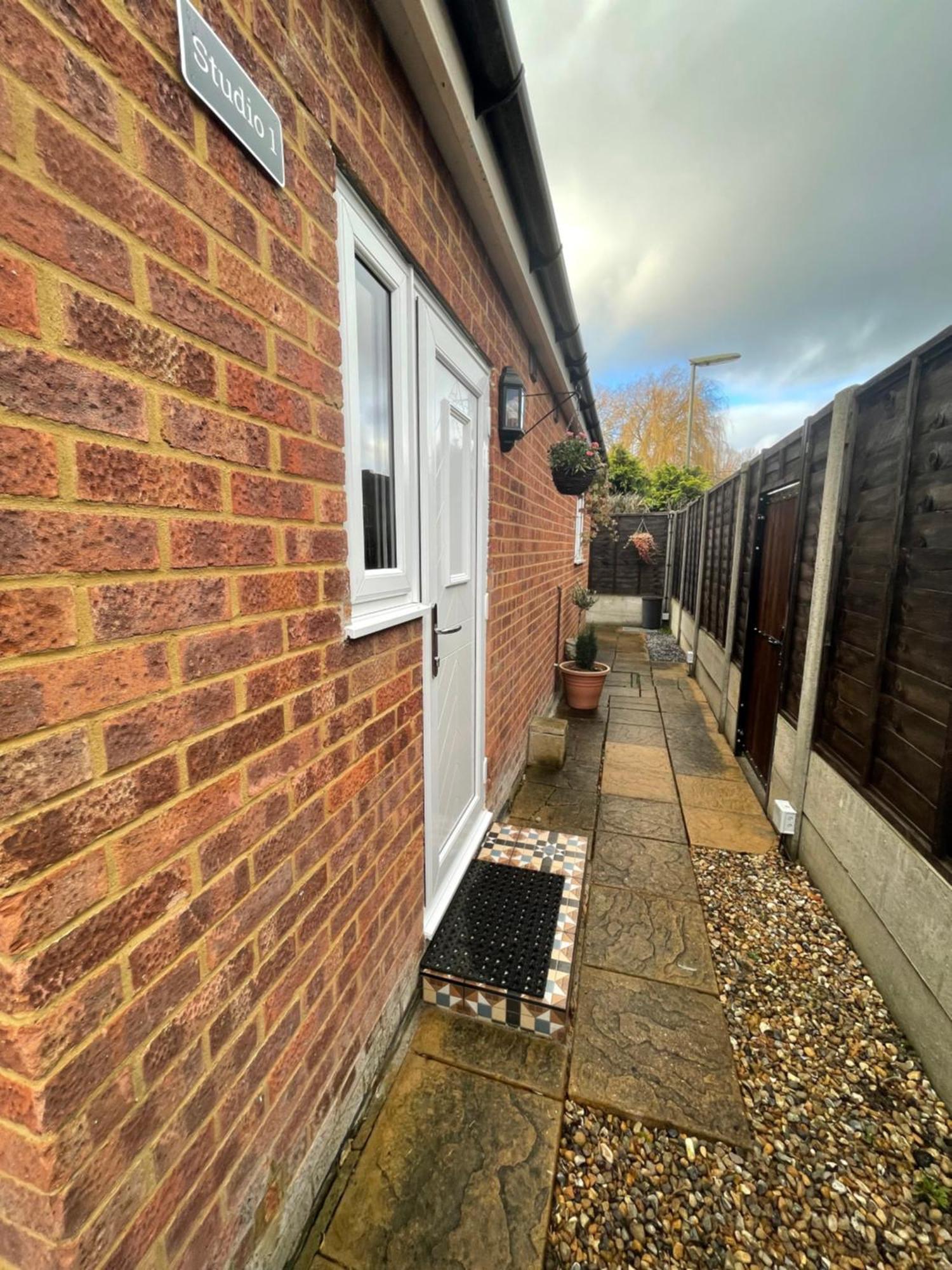 Studio-1-Staines/Heathrow/London-Own Entrance 외부 사진